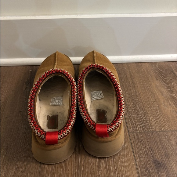 Ugg Taz Slippers (womens size 8) - Picture 2 of 3